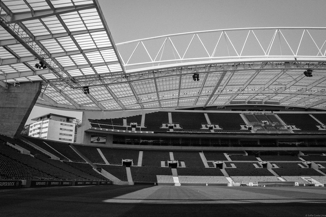 Estádio do Dragão preto e branco